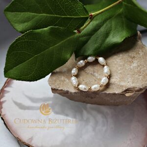 Pierścionek perełki i drobna stal szlachetna