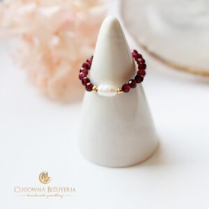 Bransoletka i pierścionek z kolekcji SILK granat i perła słodkowodna biała