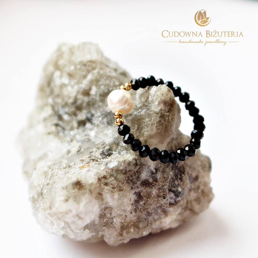Czarny pierścionek elastyczny z perłą słodkowodną