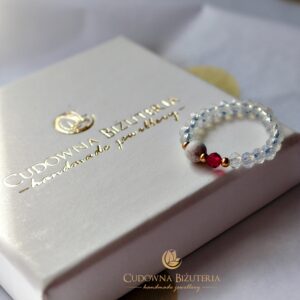 Pierścionek kryształowy opal, rubin, howlit i stal szlachetna