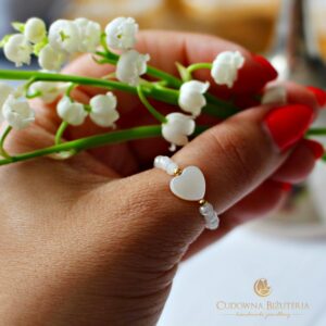 Pierścionek z serduszkiem z masy perłowej