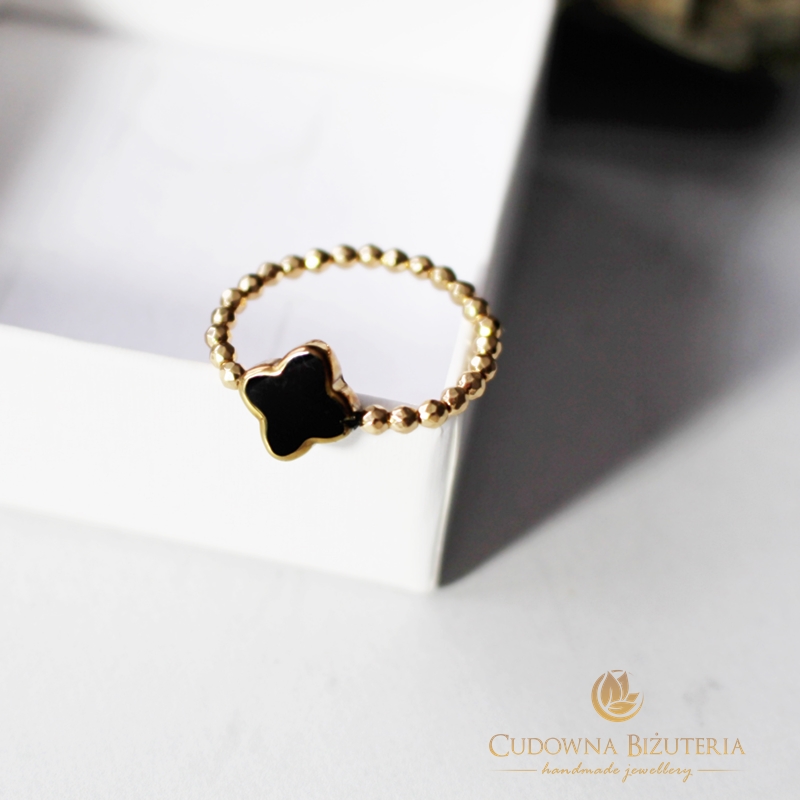 Złoty pierścionek z czarnym kryształem z kolekcji BLACK