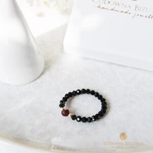 Czarny pierścionek z granatem