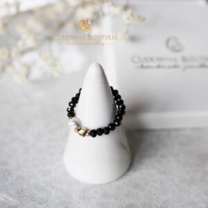 Czarny pierścionek z howlitem i złotym hematytem