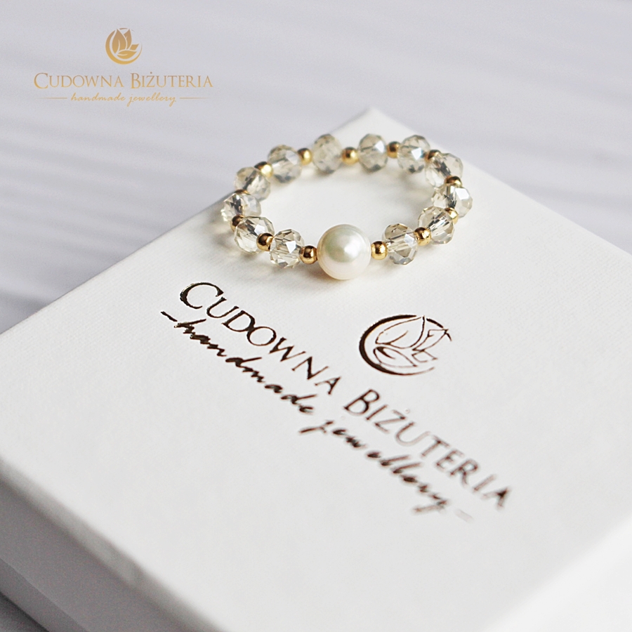 Pierścionek z kolekcji WINE kryształowe białe wino i perła biała