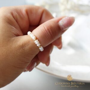 Pierścionek elastyczny perełki płaskie słodkowodne