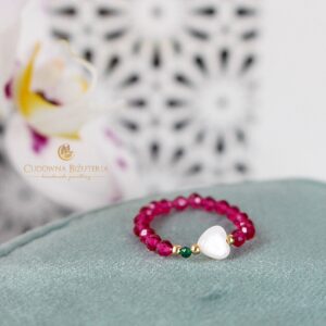 Pierścionek rubin szmaragd i masa perłowa serduszko