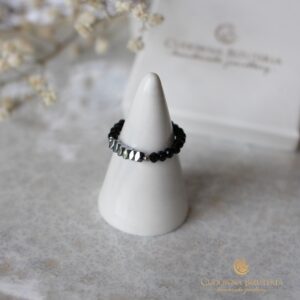 Czarny kryształowy pierścionek ze srebrnym hematytem