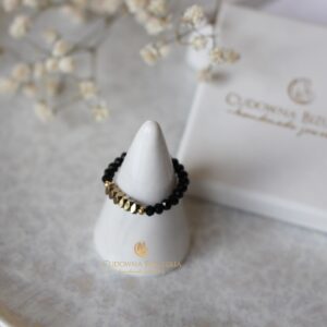 Czarny kryształowy pierścionek ze złotym hematytem