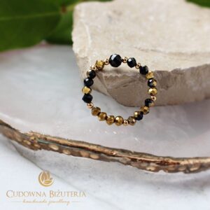 Pierścionek kryształowy czarny ze złotem i turmalinem