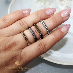 Czarny kryształowy pierścionek ze srebrnym hematytem