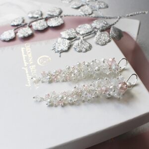 Długie kolczyki ślubne SARA II różowe kryształy i perełki