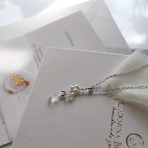 Wisiorek z łańcuszkiem SAFIRA w wersji srebrnej