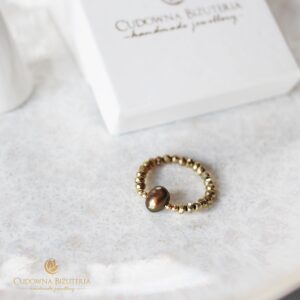 Złoty pierścionek z perełką słodkowodną