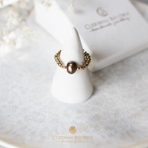 Złoty pierścionek z perełką słodkowodną