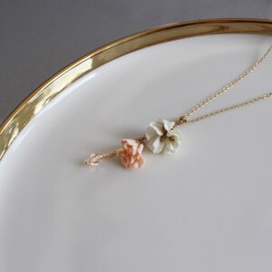 Złoty naszyjnik FLORESSA z kwiatuszkami pastelowy