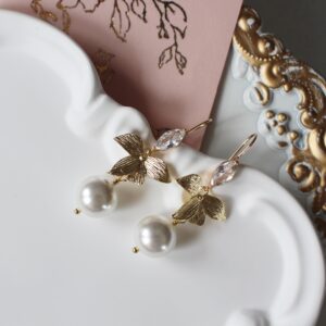Kolczyki RUFINA z perłą, listkami i ozdobnym zapięciem
